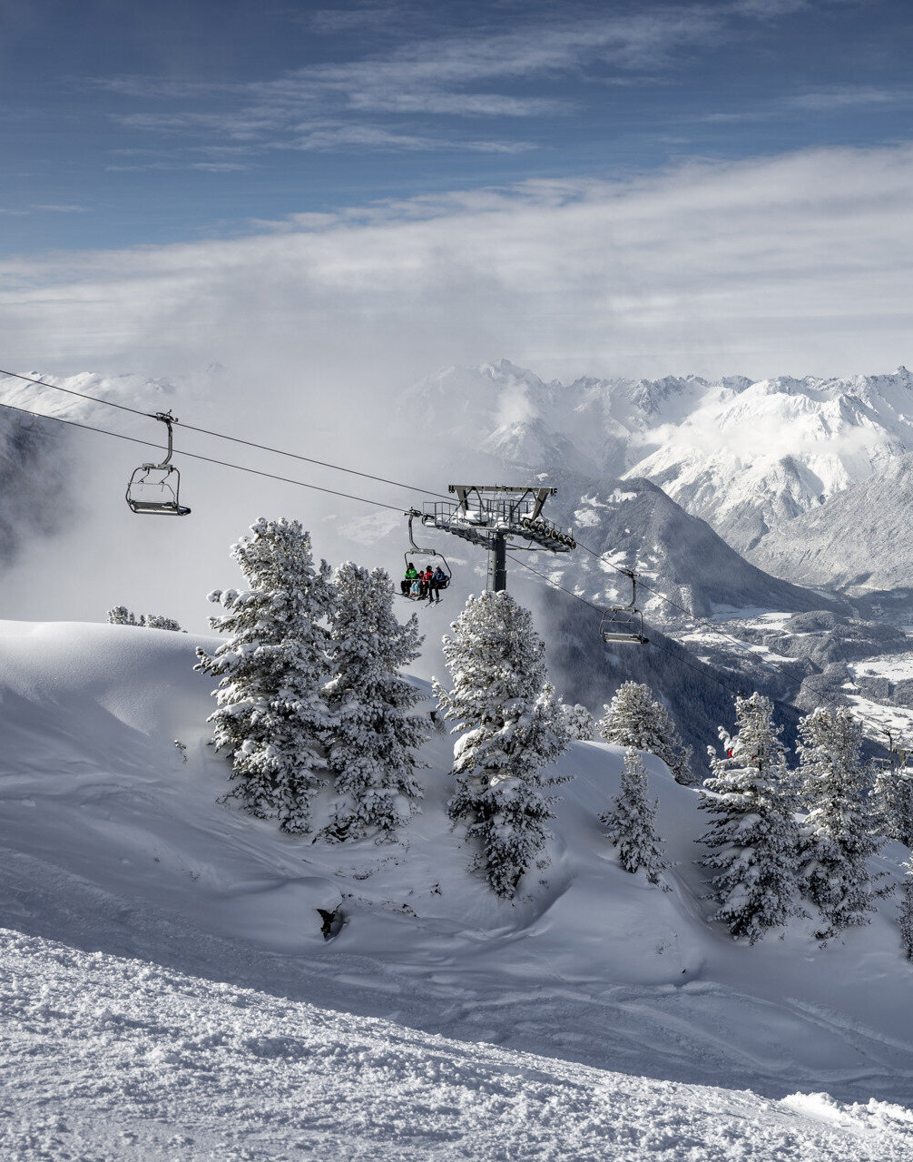 Blick auf das schneebedeckte Skigebiet Hochötz.