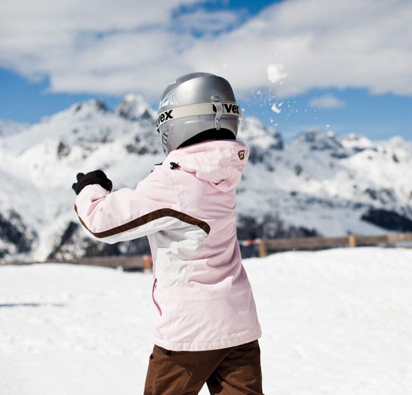 Zwei Personen machen eine Schneeballschlacht.