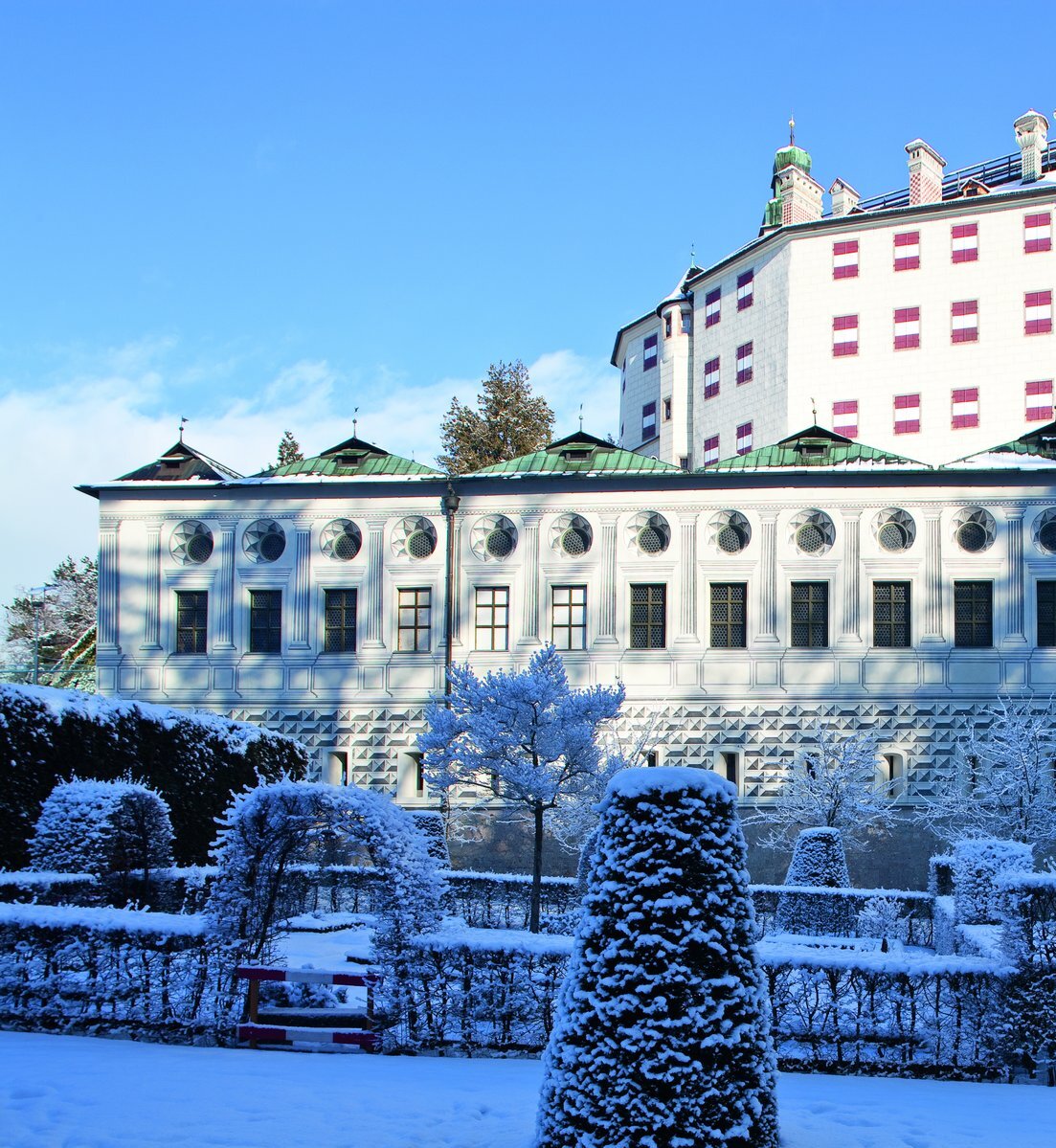 Blick auf das verschneite Schloss Ambras.