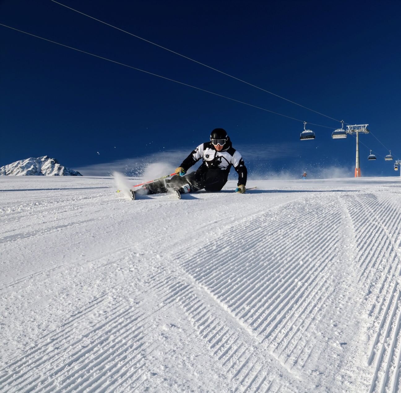 Ein Skifahrer rast eine Piste hinunter.