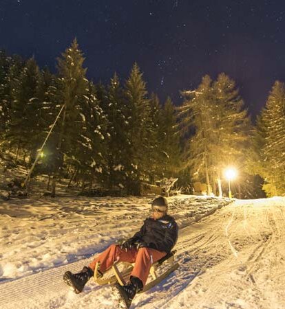 Ein Rodler bei Nacht.