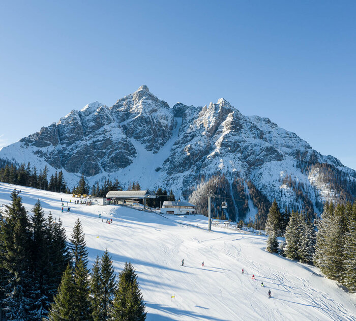 Ein Skifahrer fährt eine Piste hinunter.