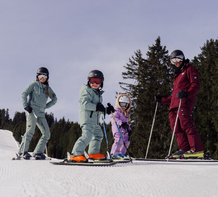 Eine Familie beim Skifahren.