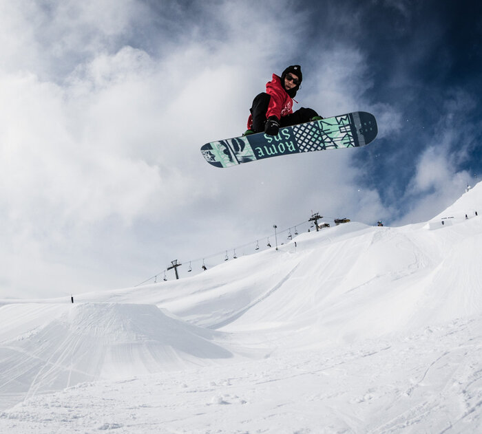 Ein Snowboarder in der Luft.