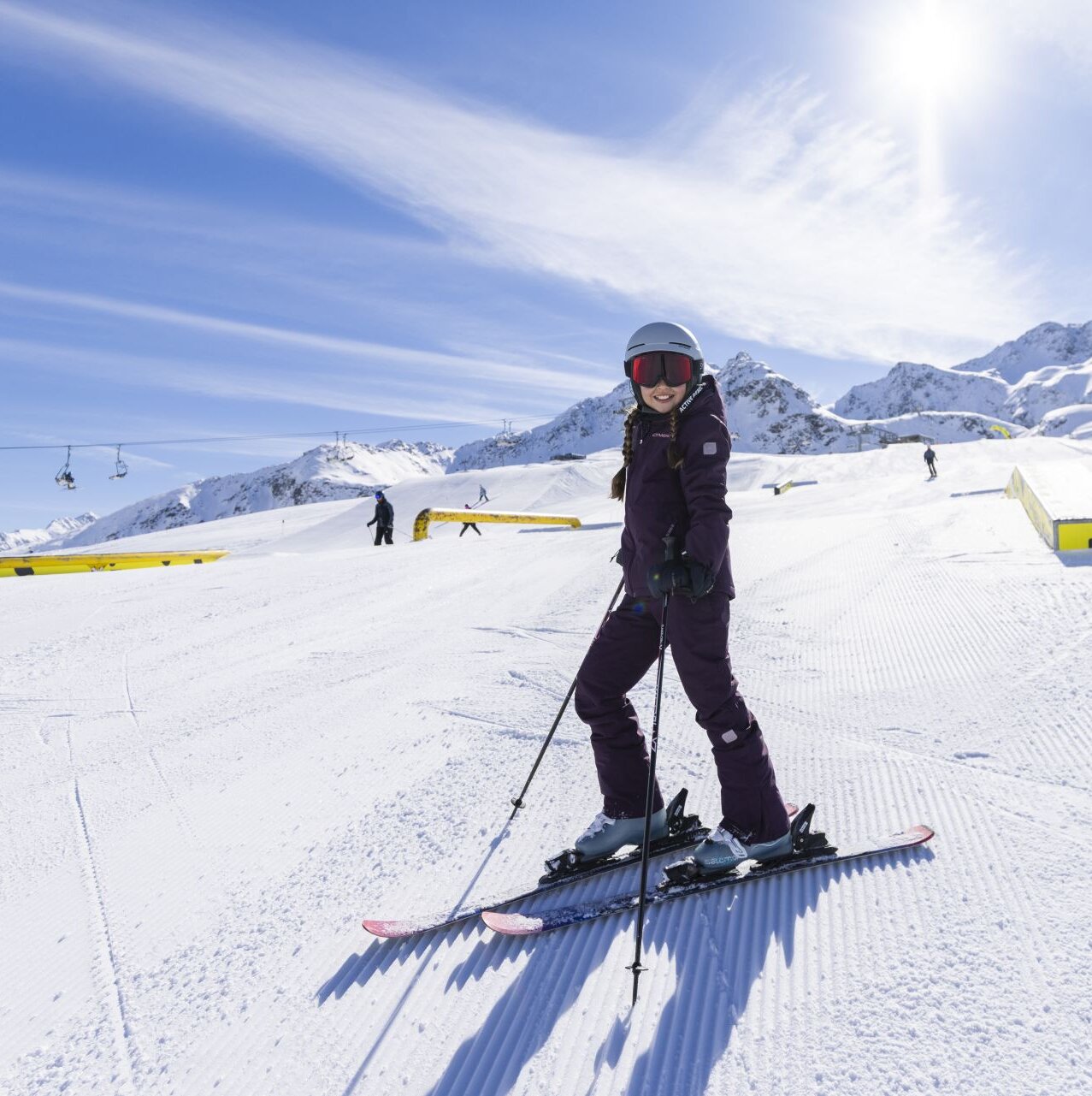 Eine Skifahrerin auf einer Piste.