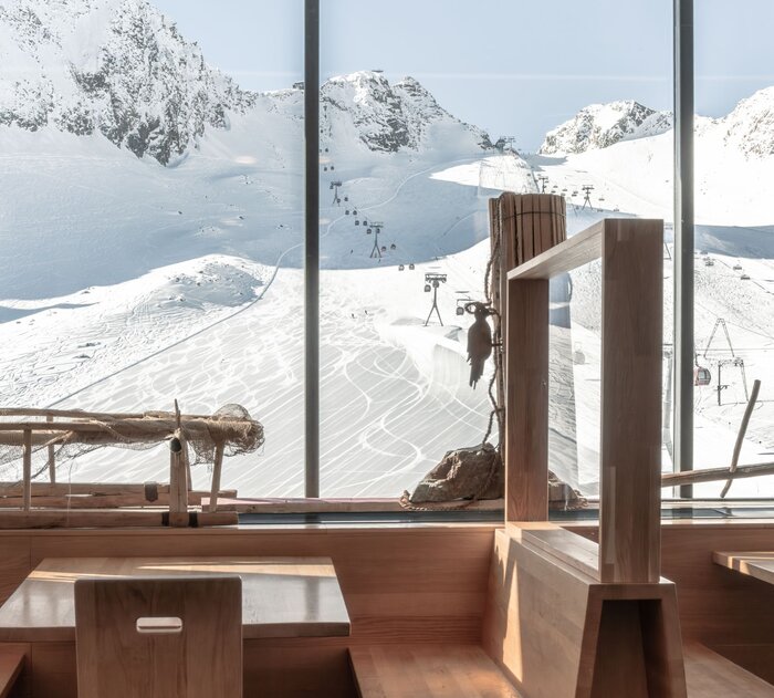Ein Restaurant mit blick auf eine verschneite Bergkulisse.