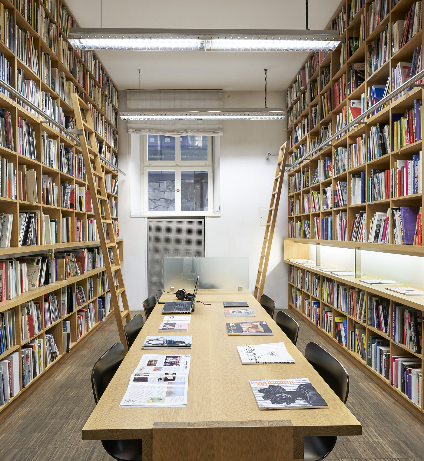 Regale voller Bücher in einer Bibliothek.