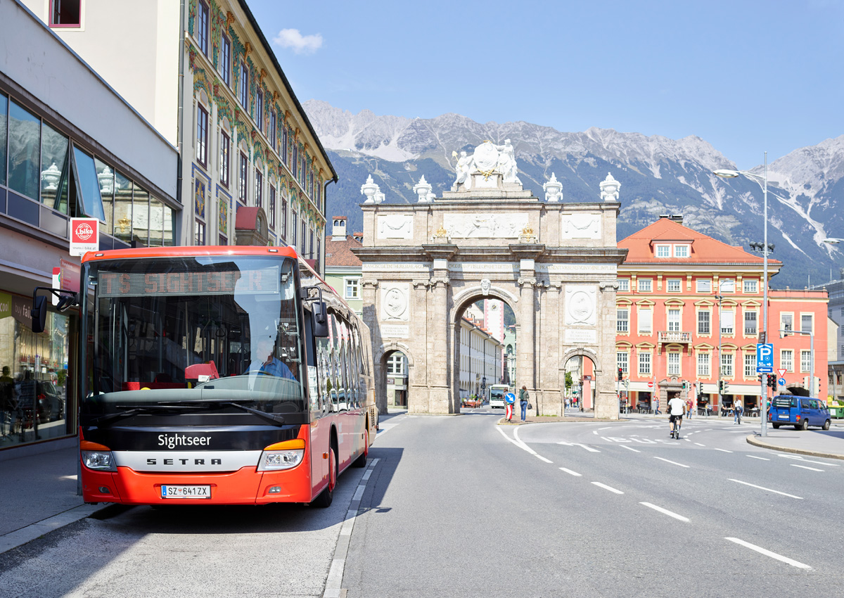 Ein Bus steht in der Stadt an einer Bushaltestelle.