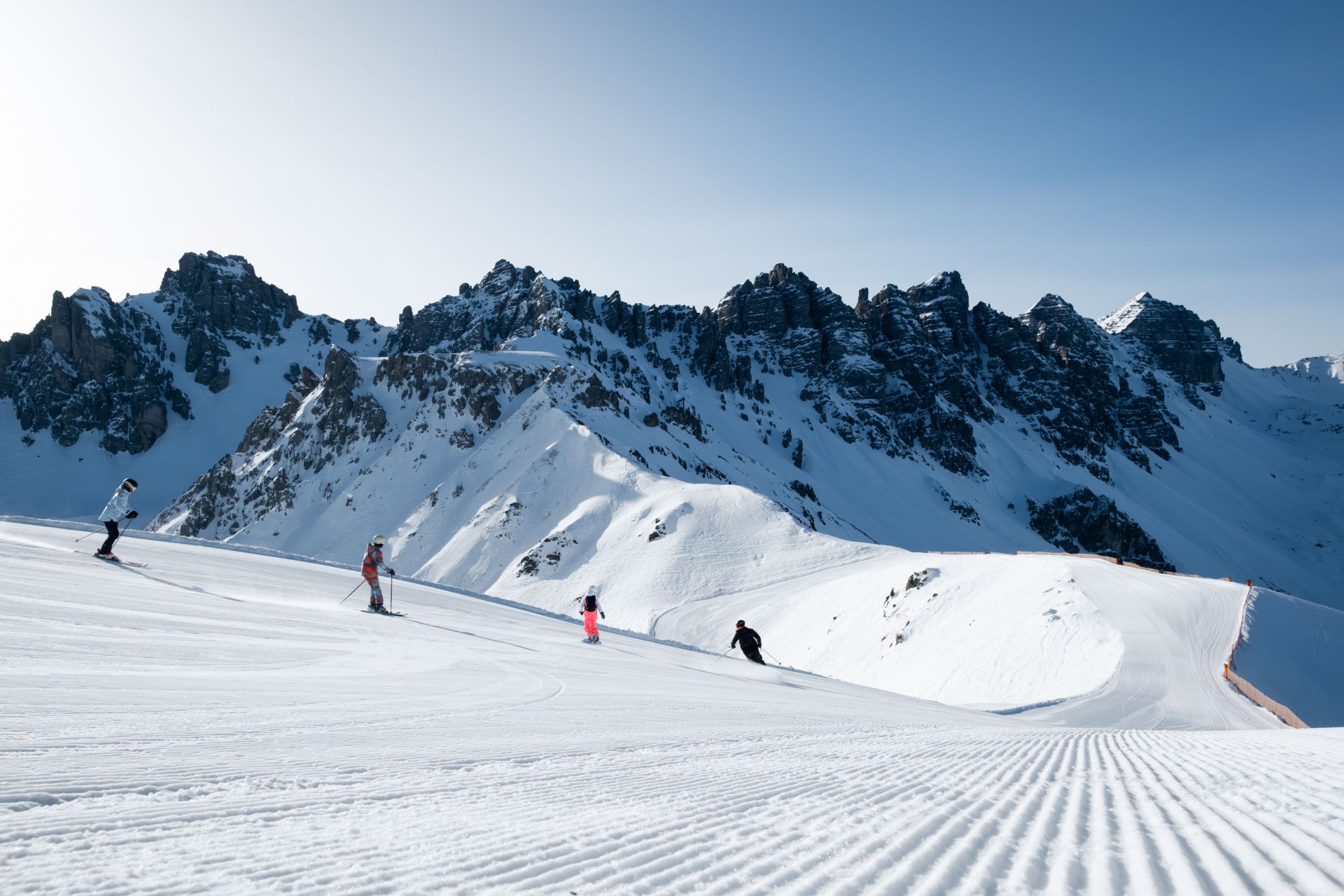 Skifahrer auf der Skipiste.