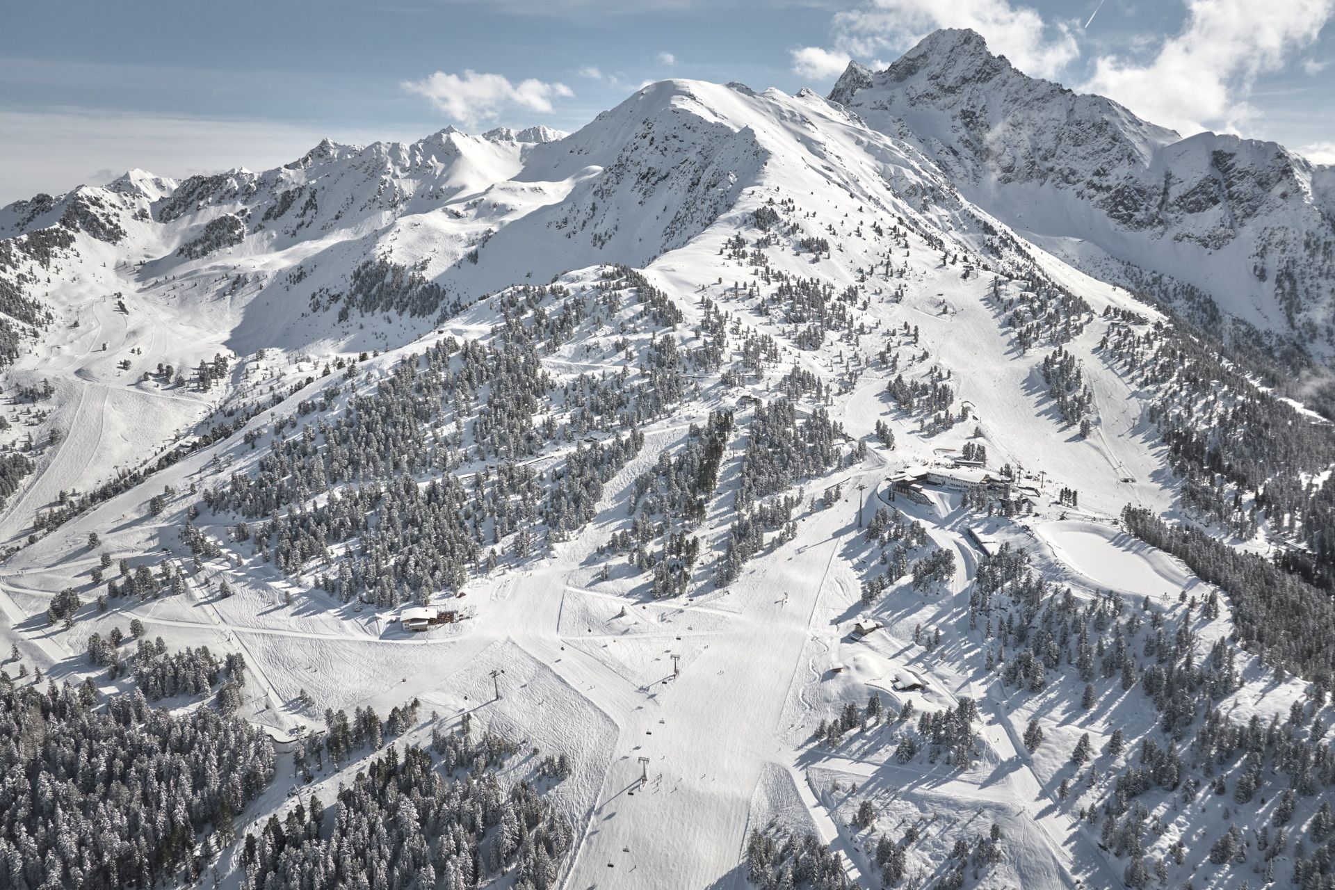 Blick auf eine schneebedeckte Berglandschaft.