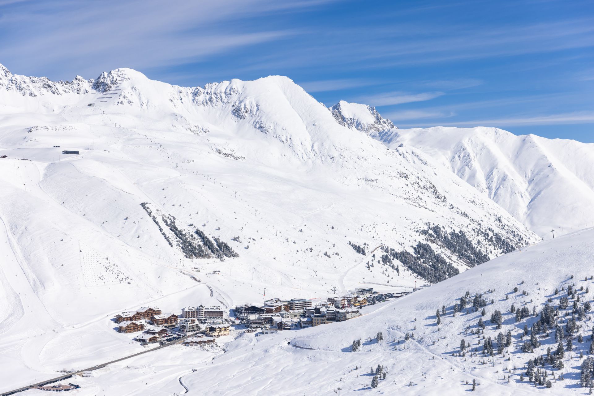 Blick auf das schneebedeckte Kühtai.