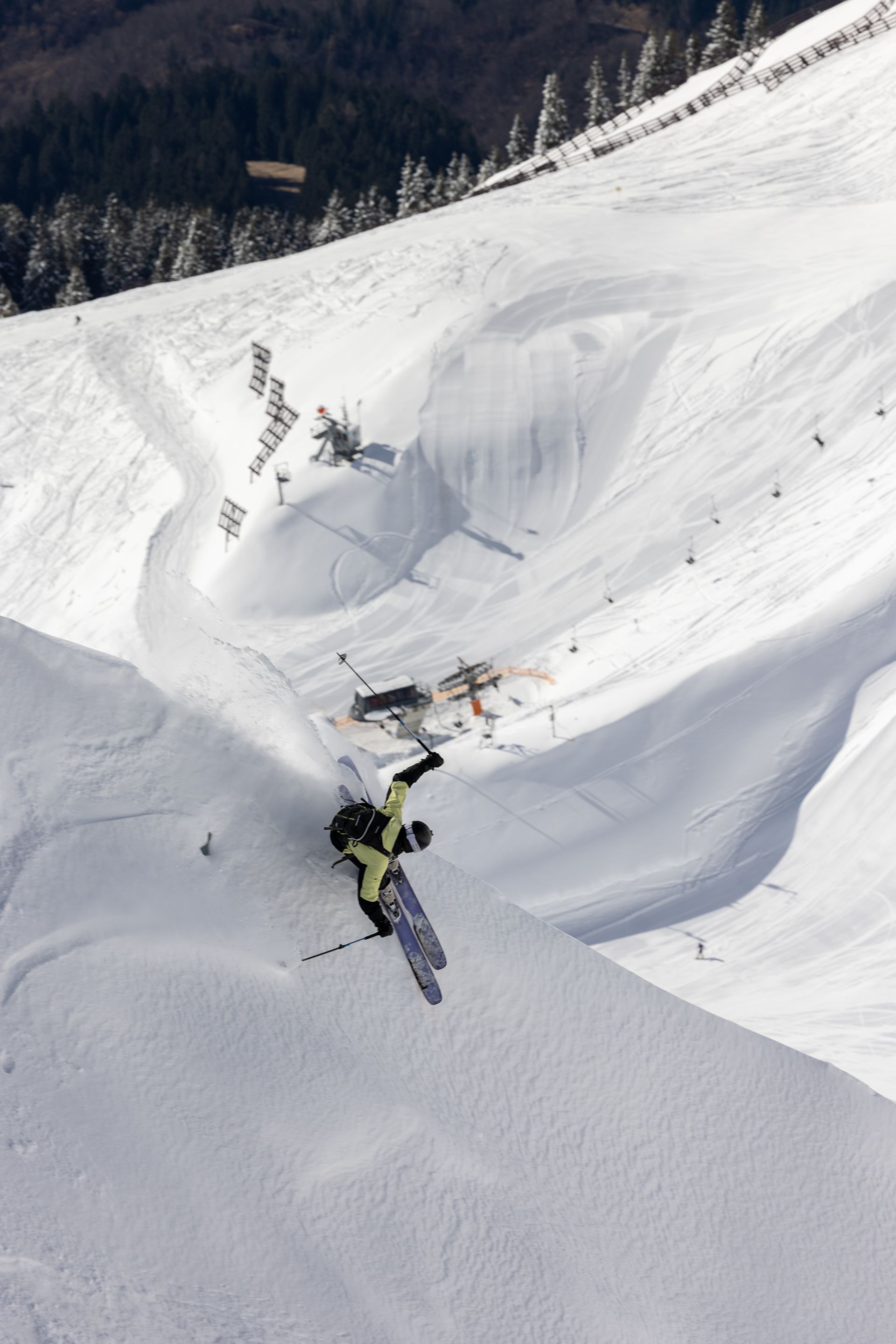 Ein Skifahrer beim Freeride.