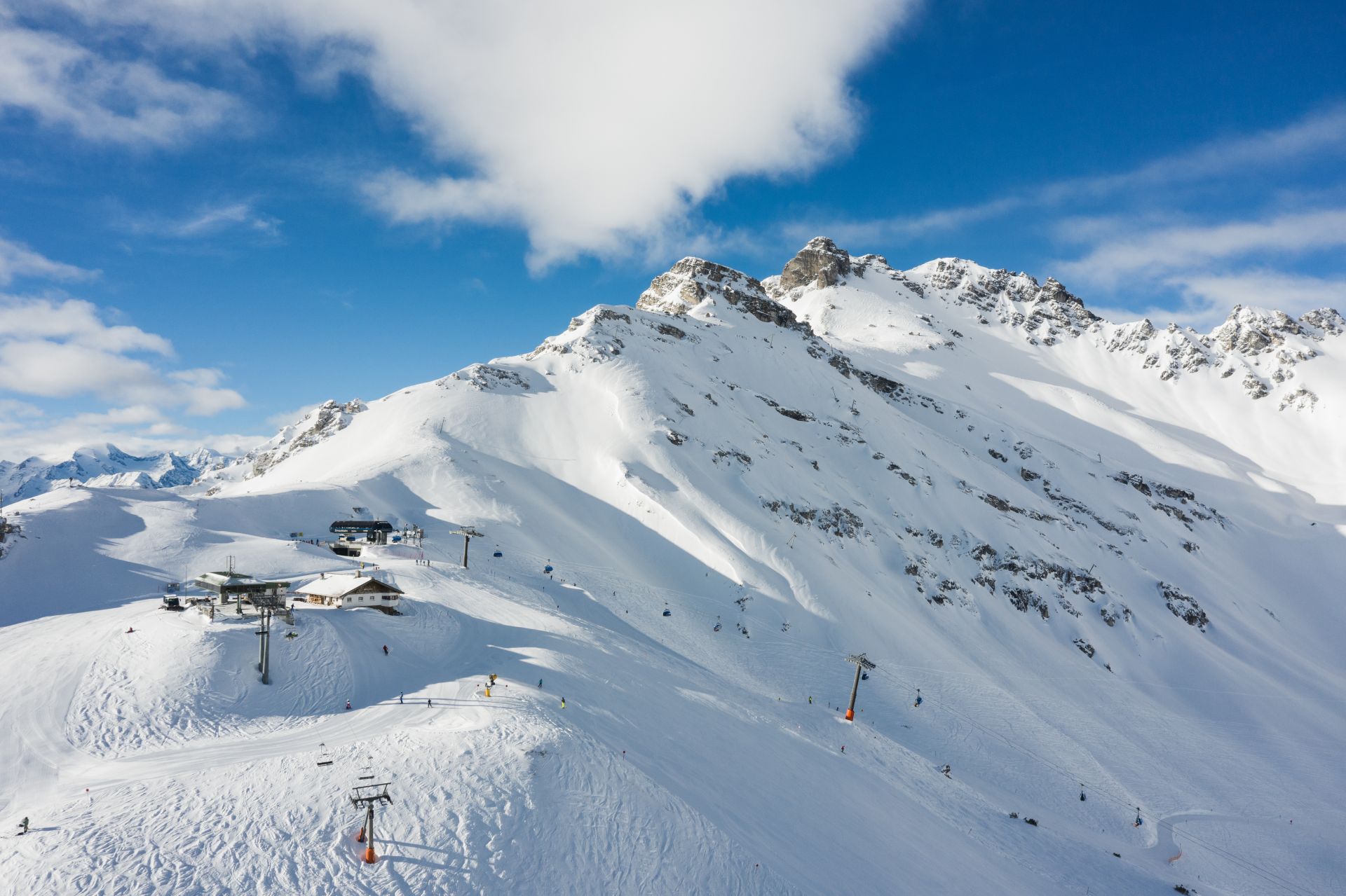 Eine schneebedeckte Berglandschaft.